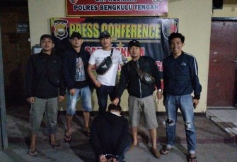 Tersangka (jongkok diborgol) saat diamankan