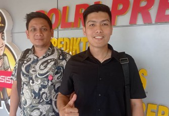 Marshall Tambajong, SH.MH bersama Kliennya Michelle Karundeng