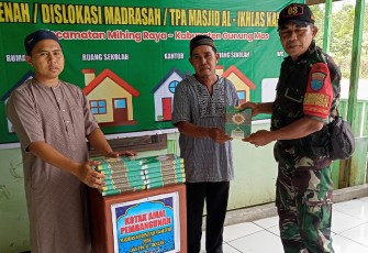 Babinsa Kampuri saat Serahkan Bantuan Al Qur'an Kepada Pengurus Masjid Al Ikhlas 