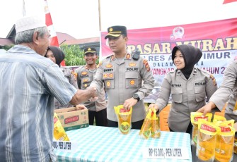 Kapolres Aceh Timur Polda Aceh AKBP Mahmun Hari Sandy Sinurat, S.I.K. didampingi Kabaglog AKP Kawit dan Kapolsek Julok Iptu Mustafa, S.H. saat operasi pasar murah