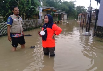 Petugas BPBD setempat saat meninjau lokasi dan menyalurkan bantuan.