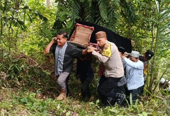 Kapolsek Banda Alam Polres Aceh Timur Ipda Munawir, H.R.D.,S.K.M. hadir di tengah-tengah warganya yang sedang berduka, Senin (28/11/2022).