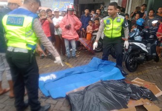 Satlantas Polresta Tangerang saat evakuasi korban tewas di TKP.