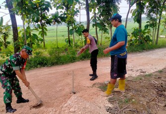 Bhabinkamtibmas Polres Blora dan Babinsa saat Perbaiki Jalan Desa