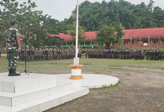 Babinsa kelurahan Timbau saat jadi Irup Upacara