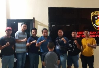 Tersangka (berbalik badan) saat diamankan Unit Reskrim Polsek Gading Cempaka Polres Bengkulu pada Sabtu (02/04).