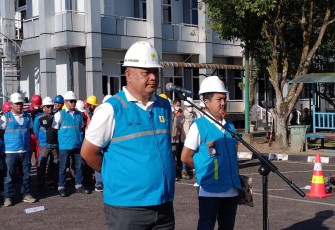 PLN Unit Induk Distribusi Kalbar saat laksanakan gelar apel siaga Nataru di halaman kantor PLN UID Kalbar, Jalan Adi Sucipto KM. 7,3 Sei Raya, pada Selasa tanggal 20 Desember 2022.
