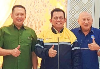 Gubernur Kepulauan Riau H. Ansar Ahmad (tengah) saat bertemu dengan Ketua MPR RI sekaligus Ketua Ikatan Motor Indonesia (IMI) Bambang Soesatyo (kiri) di Jakarta, Sabtu (18/06/2022).