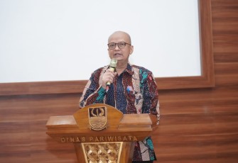 Deputi Usaha Mikro KemenKopUKM Yulius saat memberikan sambutan dalam acara Akselerasi Transformasi UMKM Anggota Koperasi Paguyuban Pedagang Mie Ayam dan Bakso (PAPMISO) dari informal ke formal di Kabupaten Bekasi, Rabu (21/09).