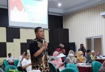 Juru bicara LSM PKN Seno Margo Utomo saat menghadiri Forum Group Discussion CSR perusahaan di Blora di Bappeda.