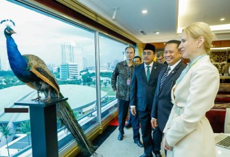 Bamsoet saat menerima Wakil Ketua Parlemen Ukraina H.E. Mrs Olena Kondratiuk, di Ruang Kerja Ketua MPR RI, di Komplek MPR RI, Jakarta, Rabu (5/10/22).