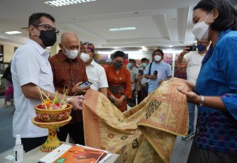 Menteri Koperasi dan UKM Teten Masduki saat kunjungan ke Art Center Bali, Denpasar, Bali, Kamis (24/03/2022).. 