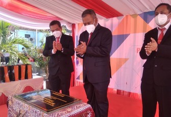 Sekjen Kementerian ESDM Ego Syahrial ( tengah) menandatangani prasasti pengembangan rumah sakit Bhina Migas Cepu