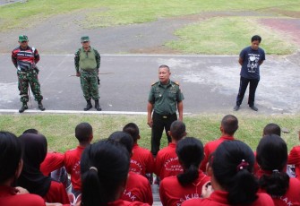 Pasiops Kodim 1310/Bitung saat memberikan motivasi kepada peserta paskibraka kota Bitung