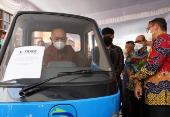 Menteri Koperasi dan UKM Teten Masduki saat kunjungan ke Business Matching Pengadaan Produk Dalam Negeri dan UMKM 2022 di Nusa Dua, Bali.