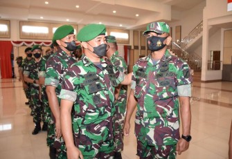 Dandim 1310/Bitung saat menyambut personil kodim yang baru saja pulang dari satgas