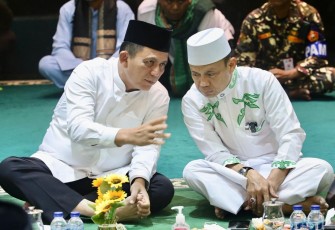 Gubernur Kepulauan Riau H. Ansar Ahmad saat bersama Ustadz Das'ad Latif