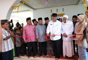 Peresmian Masjid ditandai dengan pemotongan pita dan penandatanganan prasasti Masjid.