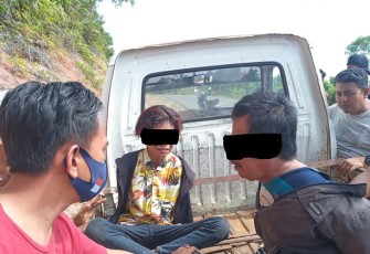 dua tersangka (diborgol) saat diamankan