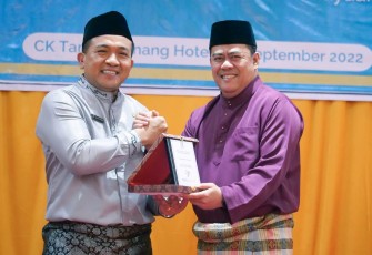 Pj Sekda Bintan Roni Kartika saat menerima cindramata