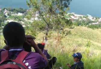 Remaja batak mendaki gunung melihat keindahan Danau Toba yang tidak lagi menggunakan bahasa batak sepenuhnya selama perjalanan menuju puncak sampai ke tujuan. (Sumber: Dokumentasi Pribadi)