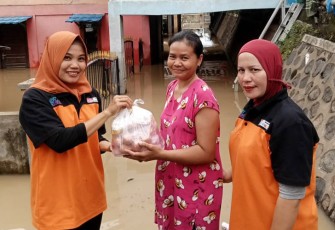 Tim Klikwarta.com-SMSI Bengkulu saat Beri Paket Bahan Makanan ke Warga Terdampak Banjir, Sabtu (03/09/2022).