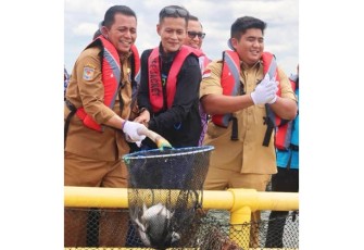 Gubernur Ansar dan Bupati Bintan Roby saat Panen Ikan Bawal Bintang 