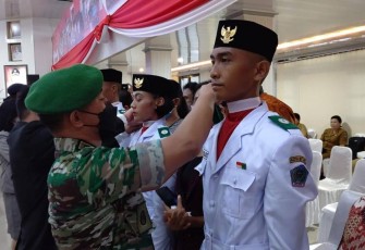 Dandim 1310/Bitung, Letkol Arm Yoki Efriandi M.Han Saat menyematkan tanda kepada paskibraka kota Bitung