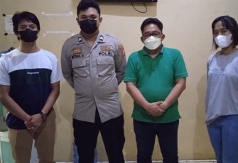 Tersangka (pakai baju hijau) saat diamankan
