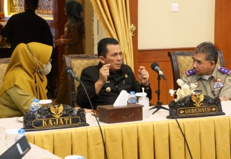 Gubernur Kepulauan Riau H. Ansar Ahmad saat memimpin Rapat di Gedung Daerah Provinsi Kepri, Tanjungpinang, Senin (1/8).
