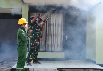 Personel Korem 081/DSJ saat Lakukan Fogging di Lingkungan Asrama Kemiri Taman Madiun
