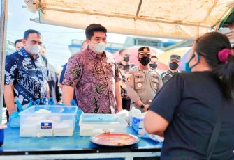 Plt Bupati Bintan Roby Kurniawan bersama Kapolres Bintan AKBP Tidar Wulung Dahono saat melakukan sidak ke Pasar Baru Tanjung Uban, Kamis (31/03/ 2022).