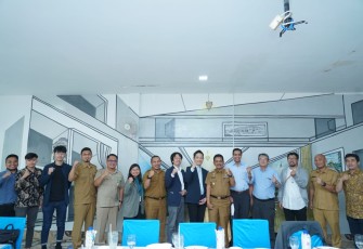 Pj Wali Kota Tebing Tinggi, Muhammad Dimiyathi, S.Sos, M.TP didampingi Kadis PUPR Tebingtinggi, Reza Aghista saat menerima kunjungan dari perwakilan JICA, Senin (19/9/2022) di aula Pondok Bagelen.