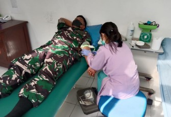 Satgas Yonif 725/Woroagi Sigap Bantu Donor Darah 