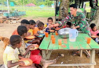 Satgas Pamtas Yonif Raider 142/KJ saat bersama anak-anak papua