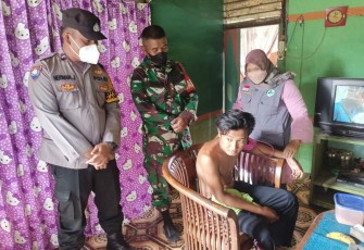 Bhabinkamtibmas-Bhabinsa dan Puskesmas Kompak Vaksinasi 'door to door'