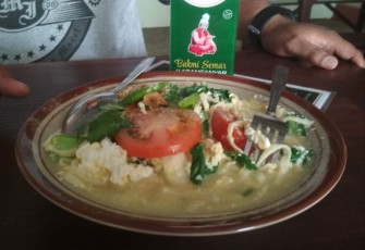 Resto Bakmi Semar, di Jalan Lawu, Titang, Desa Tegalgede, Kecamatan Karanganyar, Kabupaten Karanganyar.