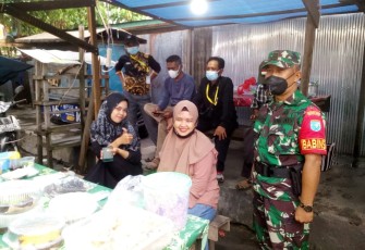 Babinsa Koramil Pahandut Ajak Warga Tingkatkan Ekonomi dengan Jualan Makanan Siap Saji Berbuka Puasa 