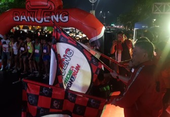 Hasto bersama Kusnadi saat lepas Peserta Banteng Night Run di Kediri 