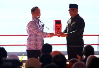 Mendagri saat Serahkan ADM untuk Masyarakat Kota Tidore Kepulauan 