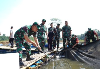 Kasad saat melakukan peninjauan budidaya perikanan dan peternakan yang ada di kawasan food estate Korem 052/Wkr.