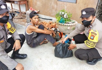 Polsek Singkep Barat saat Serahkan Paket Sembako ke Buruh dan Nelayan