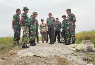 Dansatgas saat Tinjau Pelaksanaan Pekerjaan di Lokasi TMMD ke-115 Desa Kertajaya