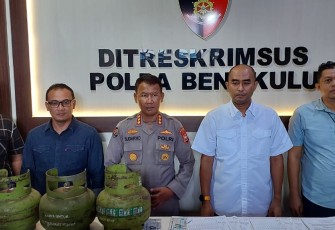 Kabid Humas Polda Bengkulu Kombes Pol Sudarno, S.Sos., M.H., didampingi Wadirsus Polda Bengkulu AKBP. Andy Arisandi., S.Ik.,M.H., serta Kasubdit Indagsi Kompol Novi Ari, S.H., saat Konferensi Pers