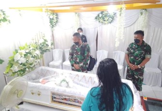 Dandim 1310/Bitung Letkol Arm Yoki Efriandi bersama Wadanramil 1310-06/Airmadidi saat melayat kerumah duka Almarhum Serka Jerius Lahawia di kepulauan Sangihe