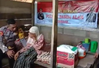 Nek Buliah saat Terima Bantuan Sembako dari Kapolsek Banda Alam