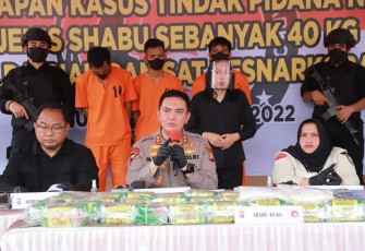Irjen Iqbal, didampingi Kabid Humas Kombes Pol Sunarto dan Direktur Reserse Narkoba, Kombes Pol Yos Guntur, dan Bupati Bengkalis Kasmarni saat ekspos kasus di Polsek Mandau, Selasa (6/9/2022).