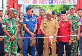 Pemotongan pita tanda peresmian Kampung Pancasila di Kelurahan Senayang Kabupaten Lingga