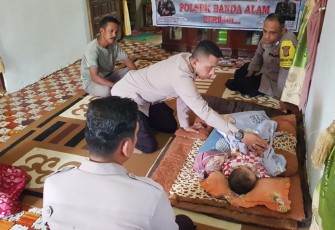 Kapolsek Banda Alam saat beri perhatian khusus ke Bocah Penderita Gizi Buruk