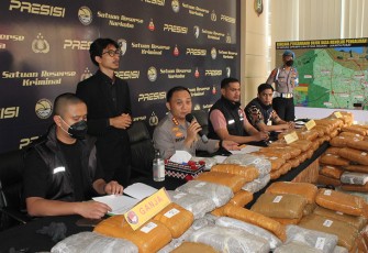 Kapolres Metro Jakarta Barat Kombes pol Pasma Royce didampingi Kasatres Narkoba Akbp Akmal dan Wakasatres Narkoba Kompol Arif Purnama Oktora saat Konferensi Pers, Jumat (09/09/2022).